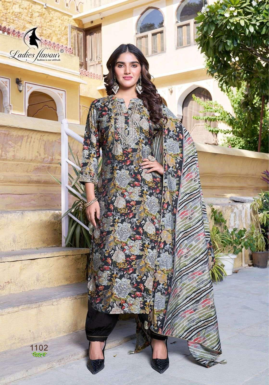 Ladies Flavour Saachi Boutique Kurti Pant Dupatta Wholesale collection in india