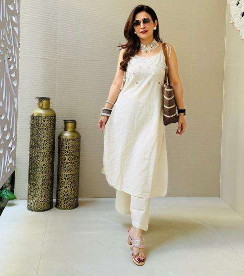 Cotton with beautiful white 4kodi Kurtis for women in Mumbai
