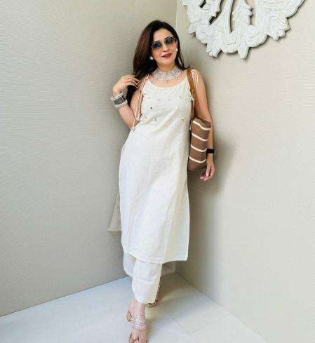 Cotton with beautiful white 4kodi Kurtis for women in Mumbai