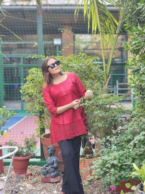 Slim fit short cotton kurtis manufacturing unit in surat