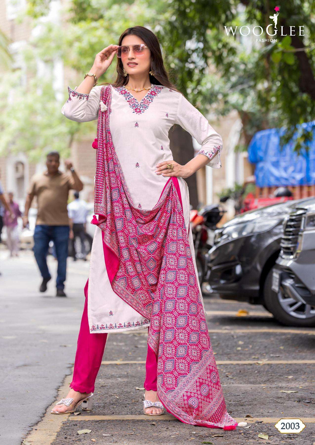 Wooglee nagma Wholesale market in Surat for Kurtis