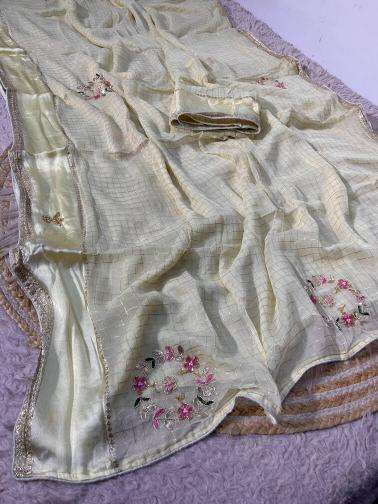 Vinayak checks Saree wholesalers in Ahmedabad