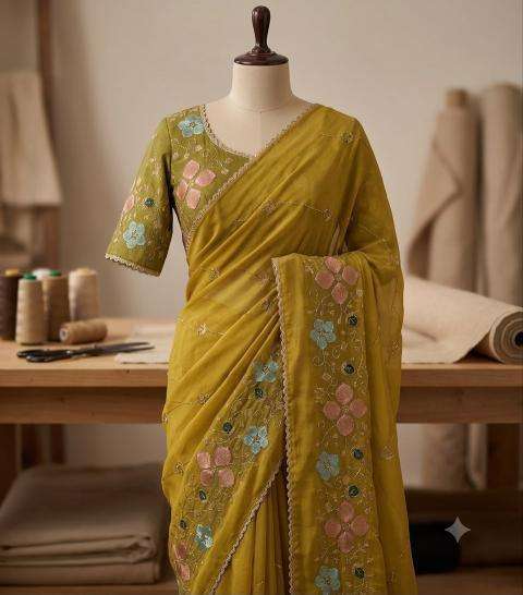 Svara vt~007  Traditional saree market in Porbandar